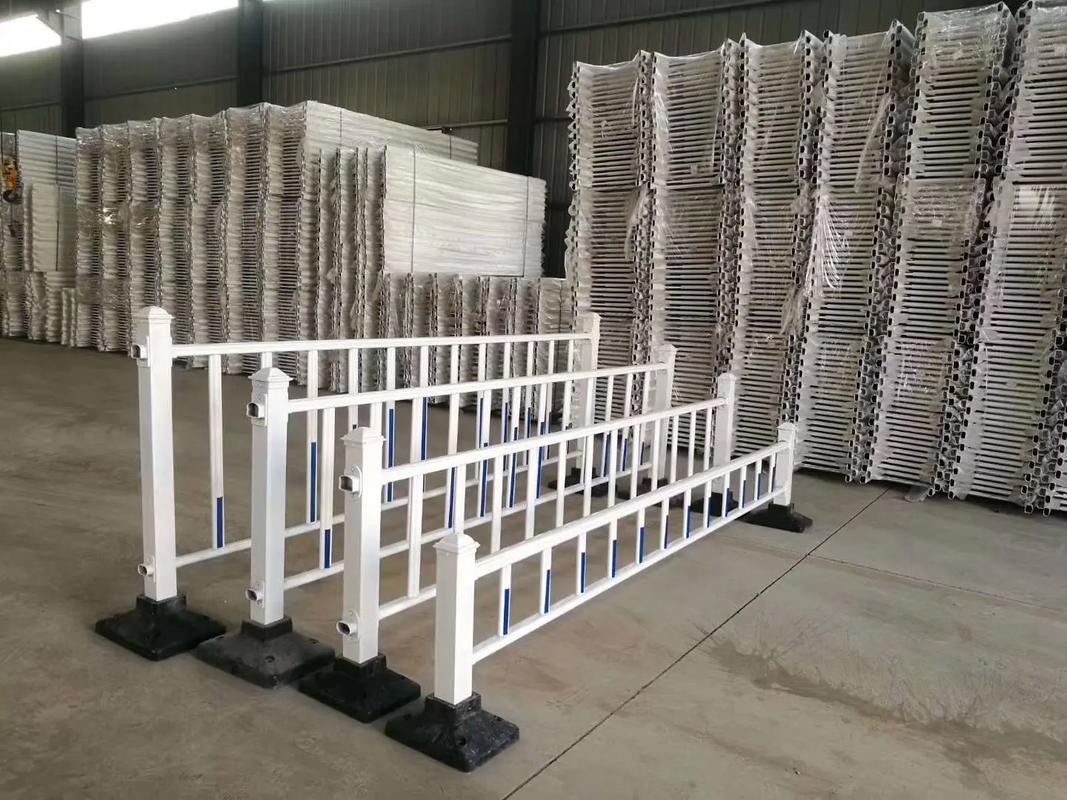 公路護(hù)欄生產(chǎn)工廠 專注于高品質(zhì)交通設(shè)施與鐵藝護(hù)欄制造